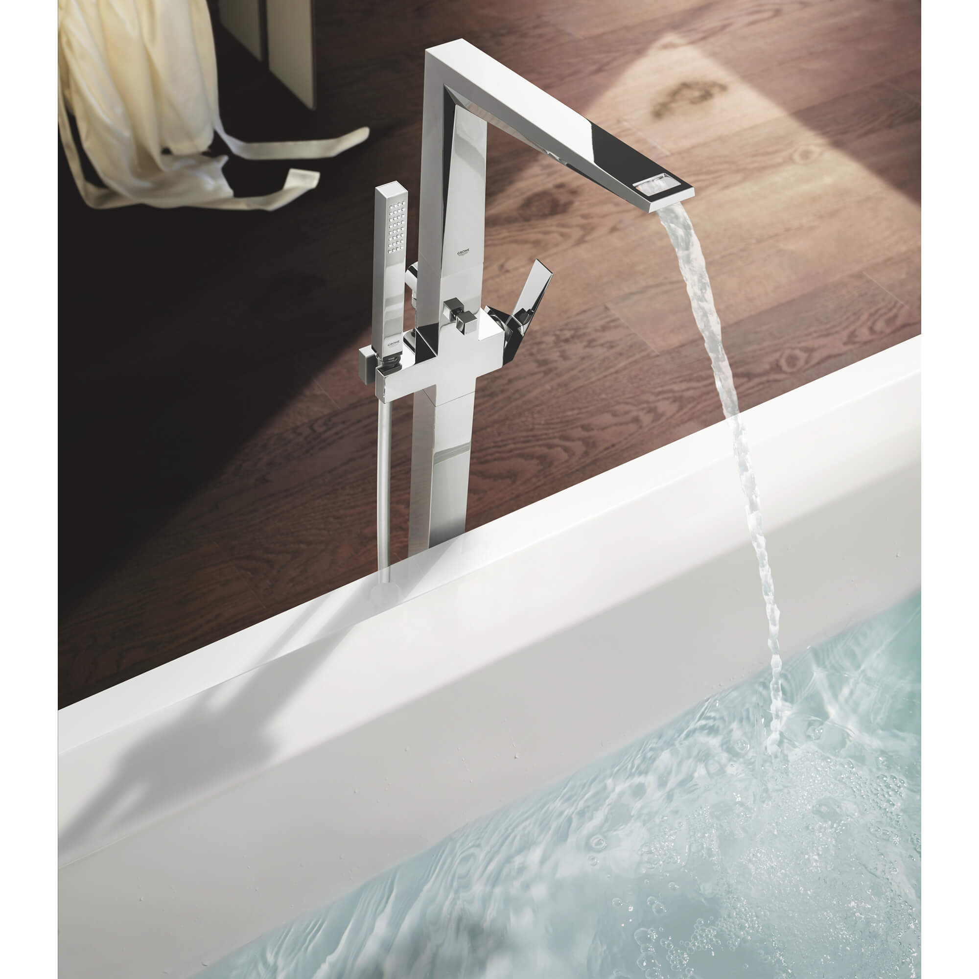 SingleHandle Freestanding Tub Faucet with 6.6 L/min (1.75 gpm) Hand Shower
